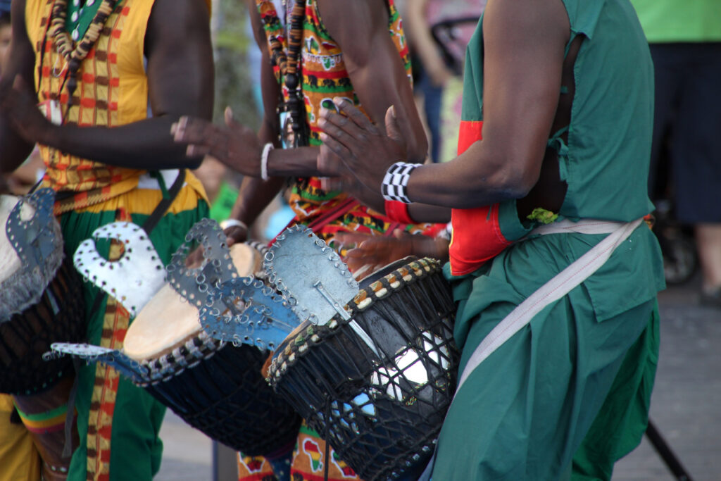Banda senegalesa en plena actuación